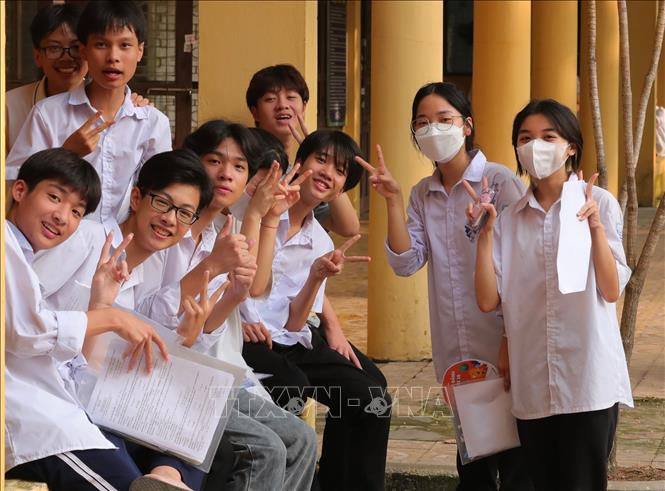 Các thí sinh điểm thi Trường THPT Đan Phượng trước giờ thi Toán. Ảnh: Hoàng Hiếu - TTXVN 